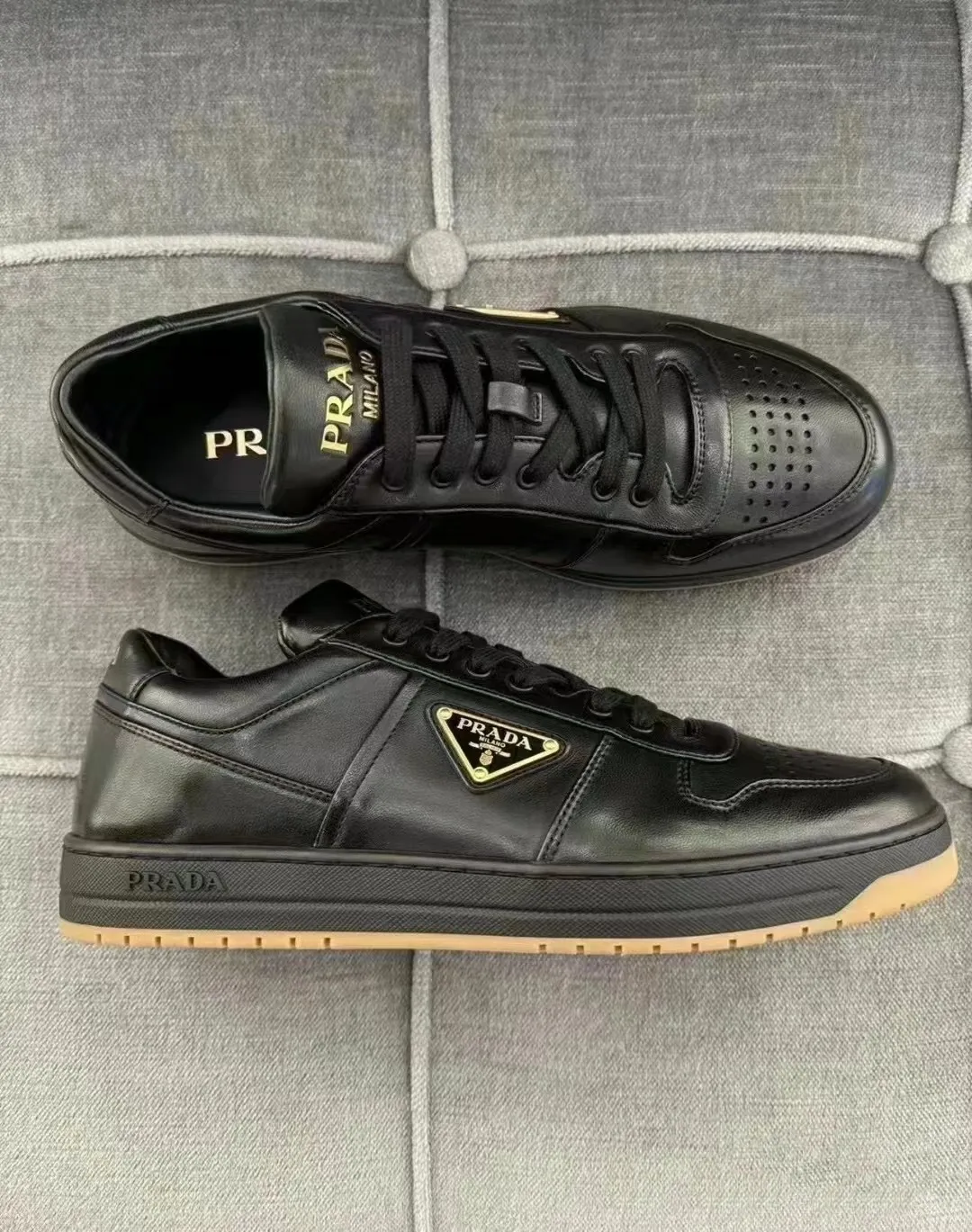 P380 Yuan 38-45 Prada Prada’s new men’s leather sports shoes, the highest version on the market, any comparison is welcome🆚! The original leather has excellent texture and is super high-end! Fetal sheep net lining imported from Italy, removable pad! Luxurious materials and fine workmanship, highly recommended!